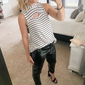 🛑 SOLD Adorable Flowy Top Size M